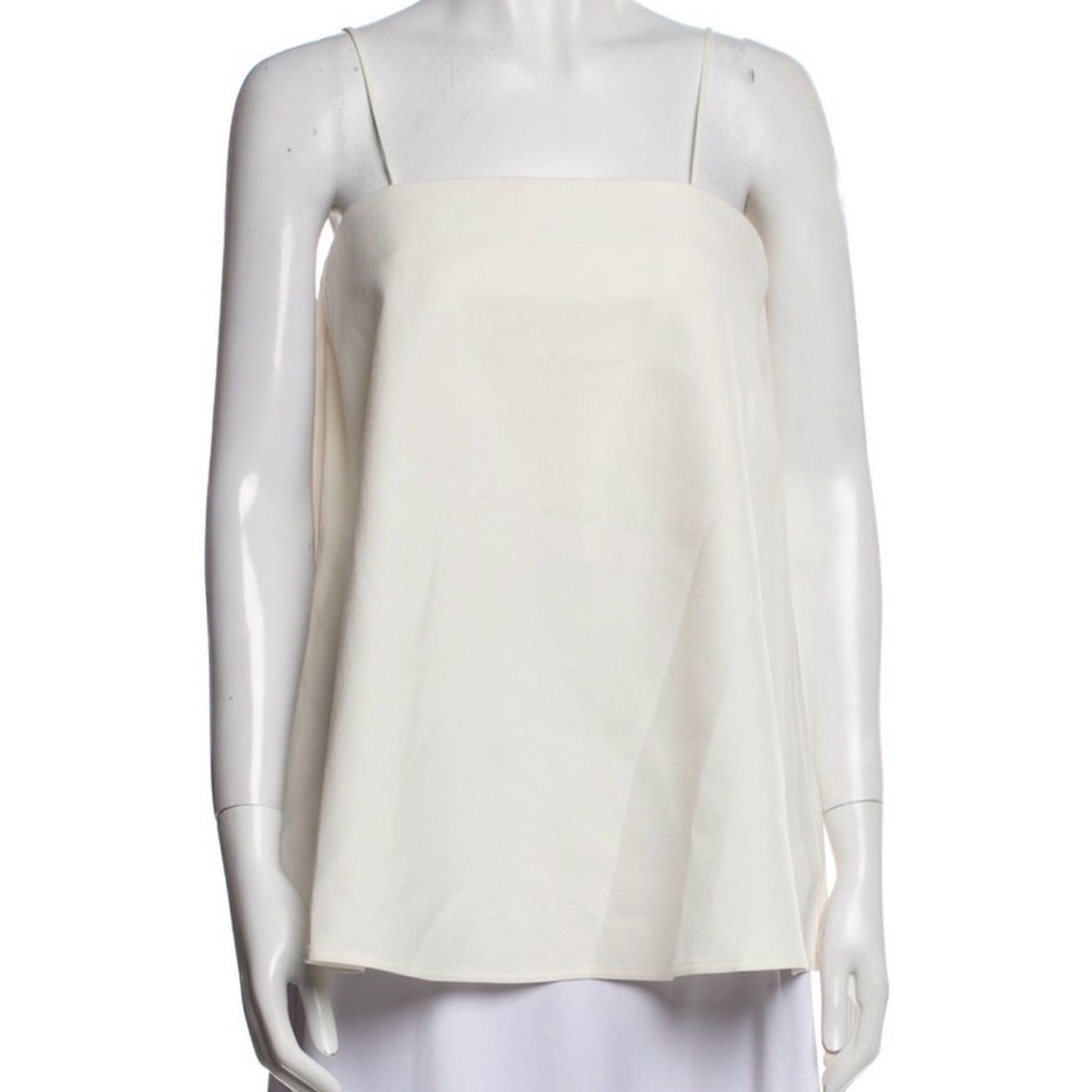 Neckline sleeveless top